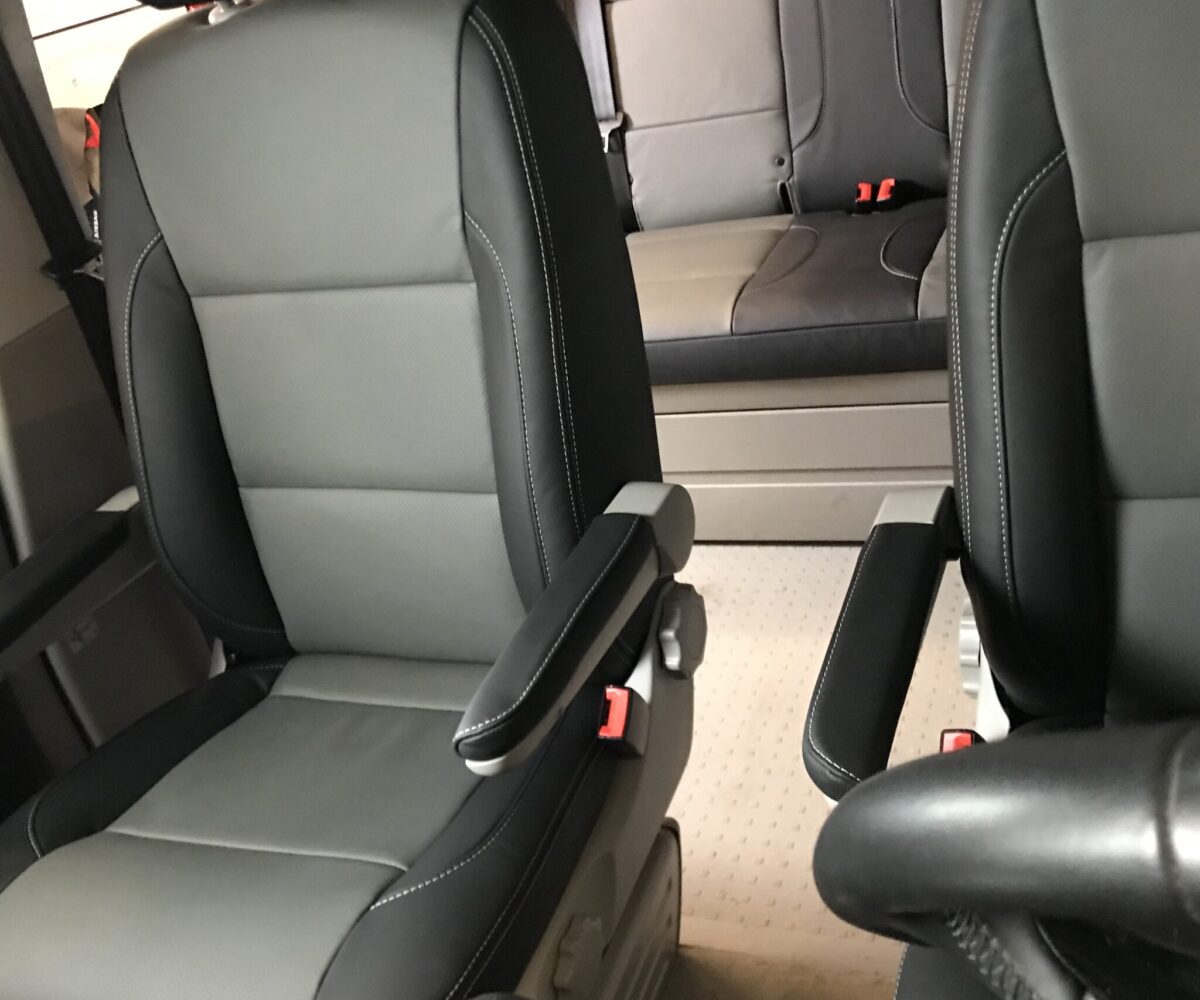 VW-Camper-sort-graa-laeder-2019-3-2048x2048